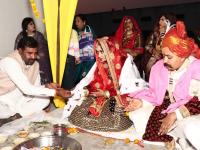 हृदयस्पर्शी! मुलगा गेल्यावर सासू-सासऱ्यांनी लावलं सुनेचं दुसरं लग्न; केलं कन्यादान, भेट दिली कार - Marathi News | sasur performs kanyadan of her widow bahu after death of son in saharanpur | Latest national Photos at Lokmat.com