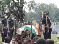 मुख्यमंत्र्यांनी शहिदाच्या पार्थिवाला दिला खांदा, निरोप देण्यासाठी लोटला जनसमुदाय - Marathi News | nayak deepak singh martyr shivraj lac ladakh china rewa mp | Latest national Photos at Lokmat.com