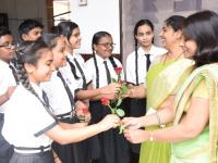 डोळ्यात पाणी, शाळेत गाणी ; शाळेचा पहिला दिवस - Marathi News | Water in the eyes, songs in the school; The first day of school | Latest nagpur Photos at Lokmat.com