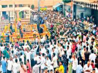 आयुक्तांना विकले चक्क ११०० रुपयांना पूजेचे ताट! वेशांतरामुळे उघड झाला शनैश्वर देवस्थानातील प्रकार  - Marathi News | A worship plate was sold to the commissioner for a whopping Rs 1100 The nature of the Shanaishwar temple was revealed due to the disguise | Latest ahilyanagar News at Lokmat.com