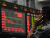 Stock Market Falls : शेअर बाजारात १००० अकांची घसरण; या कारणांमुळे बुडाले गुंतवणूकदारांचे ३ लाख कोटी - Marathi News | Stock Market Falls Share market falls by more than 1000 points 3 lakh crore of sunken investors due to some reasons american fedral know stocks | Latest business Photos at Lokmat.com