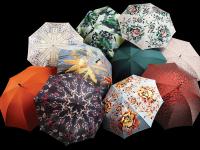 #Monsoon2018 गाडीच्या छत्रीपासून ते बॅगच्या कव्हरपर्यंत, पावसाळ्यात विविध वस्तूंनी सजल्या बाजारपेठा - Marathi News | # Monsoon2018 fashion trends for monsoon | Latest mumbai Photos at Lokmat.com