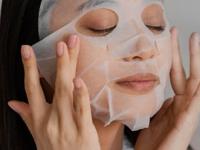 चेहऱ्यावर शीट मास्क लावण्याची योग्य पद्धत कोणती? तज्ज्ञांनी सांगितले ४ उपाय, ब्लॅकहेड्स - पिंपल्स होतील कमी - Marathi News | beauty tips What is the correct way to apply a sheet mask on the face Experts told 4 solutions, blackheads - pimples will be reduced | Latest sakhi Photos at Lokmat.com