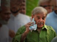 Pakistan Crisis : कंगाल ‘पाक’चा अखेरचा प्रयत्न; कर्मचारी वेतनात १० टक्के कपात, मंत्र्यांची संख्याही कमी होणार - Marathi News | Pakistan Crisis The last attempt of poor pak 10 percent cut in employee wages number of ministers will also decrease | Latest international Photos at Lokmat.com