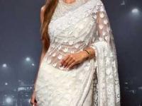 वयाच्या चाळिशीतही दिसाल मॉर्डन अन् ट्रेंडी! प्रत्येक महिलेकडे हव्याच ५ साड्या, दिसाल एकदम क्लासिक - Marathi News | best saree styles for women in their 40s modern saree ideas for women over 40 to look stylish evergreen saree designs every woman should own | Latest sakhi Photos at Lokmat.com