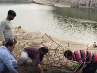 सहा मित्र नदी किनारी करत होते खोदकाम, तिथे सापडलं असं काही, पाहताच झाले अवाक् - Marathi News | Six friends were digging on the bank of the river, something they found there, they were speechless | Latest national Photos at Lokmat.com