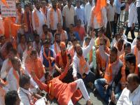 शिवसेनेचा द्वारकेवर ठिय्या : ‘क्या हुवा तेरा वादा, शासनाला झाली आता महागाईची बाधा’ - Marathi News | Things on Shiv Sena's Dwarka: 'What happened to your promise, the government has now hampered inflation' | Latest nashik Photos at Lokmat.com