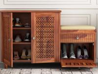 वास्तुशास्त्र : घराच्या प्रवेशद्वाराजवळ असलेला चपलांचा ढीग यशाचा मार्ग अडवतो! - Marathi News | Vastushastra: A pile of slippers near the entrance of the house blocks the path to success! | Latest bhakti Photos at Lokmat.com