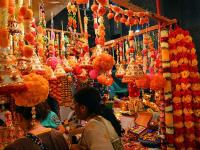 शॉपिंगची आवड असेल तर 'या' ठिकाणांना नक्की भेट द्या - Marathi News | if you are fond of shopping then visit these places | Latest travel Photos at Lokmat.com