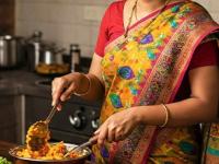 श्रावणात बिना कांदा लसणाच्या भाज्यांना चविष्ट करणारे ६ पदार्थ, वाटण करण्याची पाहा खास रीत - Marathi News | Shravan Special : 6 foods will make curry taste good, no onion no garlic, Shravan food | Latest sakhi Photos at Lokmat.com