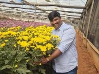 वयाच्या १६ व्या वर्षी शिक्षण सोडलं, १८ तास मजुरी केली अन् आज युवक करतोय वर्षाला ७० कोटींची उलाढाल - Marathi News | Success Story of Srikanth Bollapally a founder of Vensai Floritech is a floriculture company spread across 70 acres of high- tech farms | Latest business Photos at Lokmat.com