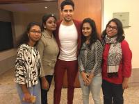अभिनेता सिद्धार्थ मल्होत्राचं फॅन्ससोबत फोटोशूट - Marathi News | actor Siddharth Malhotra's Photoshoot with fans | Latest filmy Photos at Lokmat.com