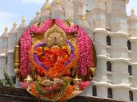 मुंबईतील सिद्धीविनायक मंदिरात दानाचा महापूर; इतिहासातील पहिल्यांदाच सर्व उच्चांक मोडले - Marathi News | mumbai shree siddhivinayak temple reports record income of 133 crore rupees in financial year | Latest business Photos at Lokmat.com