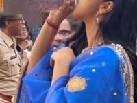 चांदीच्या बाटलीनं पाणी पिणारी तान्या मित्तल आहे तरी कोण? सध्या सोशल मीडियात लोक का तिच्यावर चिडलेत - Marathi News | Who is Tanya Mittal? why she drinks water from a silver bottle? Why are people angry with her? see whats going on on social media | Latest sakhi Photos at Lokmat.com