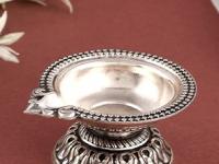 गुरुपुष्यामृत- चांदीच्या दिव्यांची करा खरेदी, पाहा चांदीच्या दिव्यांच्या सुंदर आणि परवडणारे डिझाइन्स - Marathi News | gurupushyamrut and deep amavasya 2025, latest designs of silver diya, silver diya shopping at low price | Latest sakhi Photos at Lokmat.com