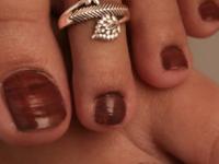 श्रावणानिमित्त बाजारात आले कमी वजनाच्या चांदीच्या जोडव्यांचे सुंदर डिझाईन्स! बघून सांगा कोणतं आवडलं? - Marathi News | shravan special toe ring designs, silver tow ring or jodvi at low price, latest patterns of toe rings | Latest sakhi Photos at Lokmat.com