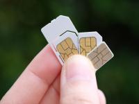 SIM कार्डचा एक कोना कायम कापलेला का असतो? जाणून घ्या यामागचं रंजक कारण! - Marathi News | Why is one corner of the SIM card always cut off? Find out the interesting reason behind this! | Latest jarahatke Photos at Lokmat.com