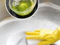 जादूची कांडी फिरवल्यासारखं घर क्षणात होईल स्वच्छ - पाहा १ सोपी ट्रिक, गौरीगणपतीच्या स्वागतासाठी व्हा सज्ज - Marathi News | home made solution for cleaning house, simple cleaning tips for home, how to remove oily stains quickly | Latest sakhi Photos at Lokmat.com