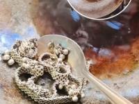 चांदीचे दागिने गरम तव्यावर ठेवा आणि जादू पाहा- ५ मिनिटांत नव्यासारखे लख्ख चमकतील - Marathi News | how to clean silver jewellery, simple trick to clean silver jewellery | Latest sakhi Photos at Lokmat.com