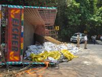 सावंतवाडीमध्ये मद्यधुंद टेम्पो चालकाची दुचाकीला धडक; चिमुकलीचा जागीच मृत्यू, आई जखमी - Marathi News | Drunk tempo driver hits bike; toddler dies on the spot, mother injured in sawantwadi | Latest sindhudurga News at Lokmat.com