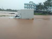 सिंधुदुर्गात कोसळधार; कणकवली, कुडाळ अन् वेंगुर्ल्यात पावसाचा हाहाकार - Marathi News | sindhudurga floods; Rainfall in Kankavali, Kudal and Vengurla | Latest sindhudurga Photos at Lokmat.com