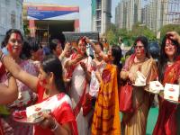 दुर्गाविसर्जनाच्या दिवशी होणारा खास कार्यक्रम 'सिंदूर खेला' - Marathi News | A special program on the day of 'Goddess Durga' | Latest mumbai Photos at Lokmat.com