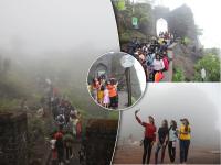 PHOTOS: ढगांनी भरलेले आकाश, वाऱ्याची थंडगार झुळूक, धुके आणि सोबत मित्र- मैत्रिणींची साथ - Marathi News | Cloudy sky, cool breeze, mist and friends sinhgad for tourist on sunday | Latest pune Photos at Lokmat.com