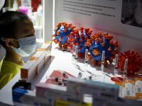 अशी आहे चीनमध्ये तयार केलेली कोरोनावरील लस, पहिल्यांदाच जगासमोर आणली - Marathi News | china homegrown coronavirus vaccines display first time | Latest international Photos at Lokmat.com