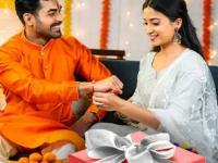 Raksha Bandhan 2024: रक्षाबंधनाच्या निमित्तानं बहिणीला देऊ शकता 'ही' आर्थिक गिफ्ट; पाहा काय-काय आहेत पर्याय - Marathi News | Raksha Bandhan 2024 On the occasion of Rakhi you can give financial gift to your sister See what the options are | Latest business Photos at Lokmat.com