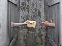 भावाची हत्या करणाऱ्या गुन्हेगाराला बहिणीनं जेलमध्ये पाठवलं पत्र...त्यानंतर प्रेम जडलं अन् लग्न केलं - Marathi News | Woman marries her brother’s killer after exchanging love letters in prison | Latest social-viral Photos at Lokmat.com