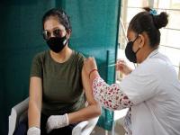 Corona Vaccination: सर्वात BEST व्हॅक्सिन घेण्याचा नाद सोडा, जी मिळतेय ती लवकर घ्या, अन्यथा...; वैज्ञानिकांचा इशारा - Marathi News | Corona Vaccination: Don't Waste Time Waiting For The Best Vaccine, Get What Is Available Now | Latest health Photos at Lokmat.com