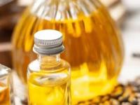 फक्त १०० रुपयांचं ‘हे’ तेल त्वचेत करते ६ सुंदर बदल-मऊ तेजस्वी चकाकत्या त्वचेसाठी रोज लावा फक्त काही थेंब - Marathi News | 6 amazing benefits of applying castor oil on face, how to apply castor oil on face, skin care tips using castor oil, castor oil benefits | Latest sakhi Photos at Lokmat.com