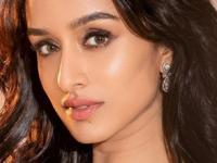 सुपरस्टार अभिनेत्रीही चेहऱ्याला लावतात ‘हे’ घरगुती लेप, जाहिरातीतल्या महागड्या क्रिम नाहीतर त्या निवडतात... - Marathi News | Skincare Secrets Bollywood Celebs Swear By You Should Follow Deepika Padukone To Shraddha Kapoor Skincare Secrets Bollywood Celebrity Beauty Secrets | Latest sakhi Photos at Lokmat.com