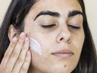 रोजच्या 'या' ६ चुकांमुळे त्वचा होते खराब, ऐन तारुण्यात चेहऱ्यावर सुरकुत्या-ओघळतात गाल - Marathi News | 6 mistakes spoil the beauty of your skin Spots and wrinkles appear on the skin at a young age beauty skin care tips | Latest sakhi Photos at Lokmat.com