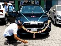 अरे व्वा...! या ढासू 7-सीटर SUV वर तब्बल ₹1.50 लाखांचा कॅश डिस्काउंट; जाणून घ्या किंमत अन् फीचर्स - Marathi News | Wow skoda kodiaq 7-seater SUV available with a cash discount of rs 1 50 lakh in november | Latest auto News at Lokmat.com अरे व्वा...! या ढासू 7-सीटर SUV वर तब्बल ₹1.50 लाखांचा कॅश डिस्काउंट; जाणून घ्या किंमत अन् फीचर्स - Marathi News | Wow skoda kodiaq 7-seater SUV available with a cash discount of rs 1 50 lakh in november | Latest auto News at Lokmat.com