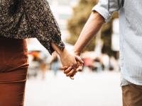 बाबो! जादा कमवणाऱ्या गर्लफ्रेंडनं लग्नासाठी ठेवली ‘अशी’ अट, ज्यानं बॉयफ्रेंड चिंतेत पडला - Marathi News | Relationship story boyfriend is worried about rich girlfriend expenses | Latest relationship Photos at Lokmat.com