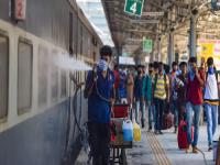 Coronavirus: कोरोना विषाणू हवेतून पसरतोय?; तिसऱ्या लाटेपूर्वी नव्या रिपोर्टमधून खळबळजनक दावा - Marathi News | Covid Variants Getting Better At Travelling Through Air, Study Shows | Latest health Photos at Lokmat.com