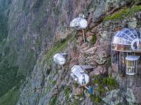 कधीही पाहिलं नसेल 'असं' हॉटेल; मनात भीती दाटेल, पण मजा वाटेल - Marathi News | scariest hotel in the world skylodge hotel 1300 feet in the air in peru south america | Latest jarahatke Photos at Lokmat.com