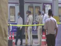 Sachin Vaze: सचिन वाझेला घेऊन NIA टीम CSMT, कळवा रेल्वे स्ठानकात; ‘त्या’ रात्री काय घडलं? - Marathi News | Mansukh Hiren: Crime Recreation of NIA Team with Sachin Vaze Brought To CSTM Terminus In Mumbai | Latest crime Photos at Lokmat.com