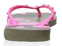 बाबो! चपलेची किंमत आहे का हिऱ्याची? तुमचा पगारही असेल कमी! - Marathi News | These luxurious chappals cost 45 thousand rupees | Latest jarahatke Photos at Lokmat.com