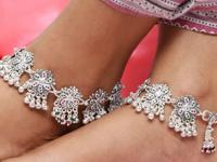 चांदीची जोडवी, पैंजण काळेकुट्ट झाले? ३ सोप्या ट्रिक्स- १० मिनिटांत चमकतील चांदीचे दागिने - Marathi News | how to make silver anklets shine again at Home best home remedies to clean black silver jewelry easy ways to clean silver toe rings and anklets naturally | Latest sakhi Photos at Lokmat.com