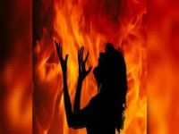 तोंडात अ‍ॅसिड घातले अन् अंगावर रॉकेल ओतून जिवंत जाळले; हुंड्यासाठी नवविवाहितेचा बळी - Marathi News | For dowry married women is brutally burnt by his husband side police registered a case in UP | Latest crime Photos at Lokmat.com