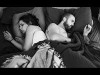 फोटोग्राफरने लोकांच्या हातातून गायब केले स्मार्टफोन, मग काय झालं ते बघा.... - Marathi News | Photographer edits out smartphones to show our strange and lonely new world | Latest social-viral Photos at Lokmat.com