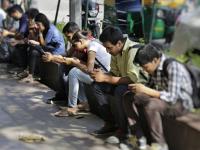 वेळेपूर्वीच तुम्हाला म्हातारा करतोय तुमचा स्मार्टफोन, संशोधनातून धक्कादायक माहिती समोर... - Marathi News | Your smartphone is making you old prematurely, research reveals shocking information.. | Latest tech Photos at Lokmat.com