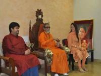 मोठी बातमी! बाळासाहेब ठाकरेंच्या सूनेने घेतली मुख्यमंत्री एकनाथ शिंदेंची भेट - Marathi News | Balasaheb Thackeray's daughter-in-law Smita Thackeray met Chief Minister Eknath Shinde | Latest maharashtra Photos at Lokmat.com