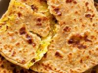 पराठा कडक- वातड होतो? ४ टिप्स लक्षात ठेवा- पराठा फुगेल टम्म, चवीलाही मस्त - Marathi News | How to make paratha soft and fluffy at home Tips to prevent paratha from turning hard Easy tricks to make paratha like restaurants | Latest sakhi Photos at Lokmat.com