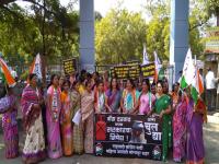 गॅस दरवाढ थांबवा नाहीतर खुर्च्या खाली करा, सोलापूरात राष्ट्रवादी काँग्रेसची निदर्शने - Marathi News | Stop gas prices or lower the chairs, Nationalist Congress Party's demonstrations in Solapur | Latest maharashtra Photos at Lokmat.com
