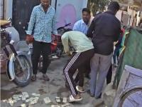 पैसे वाटप करताना भाजप उमेदवाराच्या मुलास काँग्रेसच्या उमेदवाराने पकडले - Marathi News | Solapur Municipal Corporation Election: Congress candidate catches BJP candidate's son while distributing money | Latest solapur News at Lokmat.com