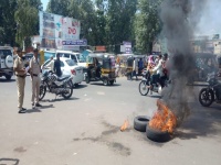 Bharat Bandh : महाराष्ट्रात सरकारविरोधी घोषणा करत टायर जाळून आंदोलन सुरू