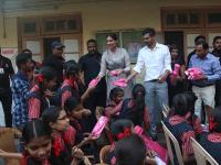 सोनम कपूरने शाळकरी मुलींना वाटले 'सॅनिटरी नॅपकिन' - Marathi News | Sonam Kapoor distributes sanitary napkin to school girls | Latest mumbai Photos at Lokmat.com